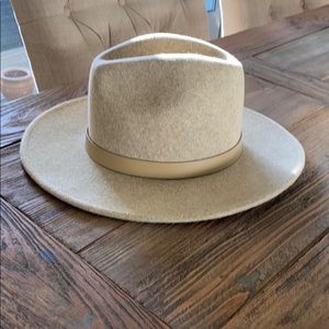 Lack of colors Carlo Mack hat